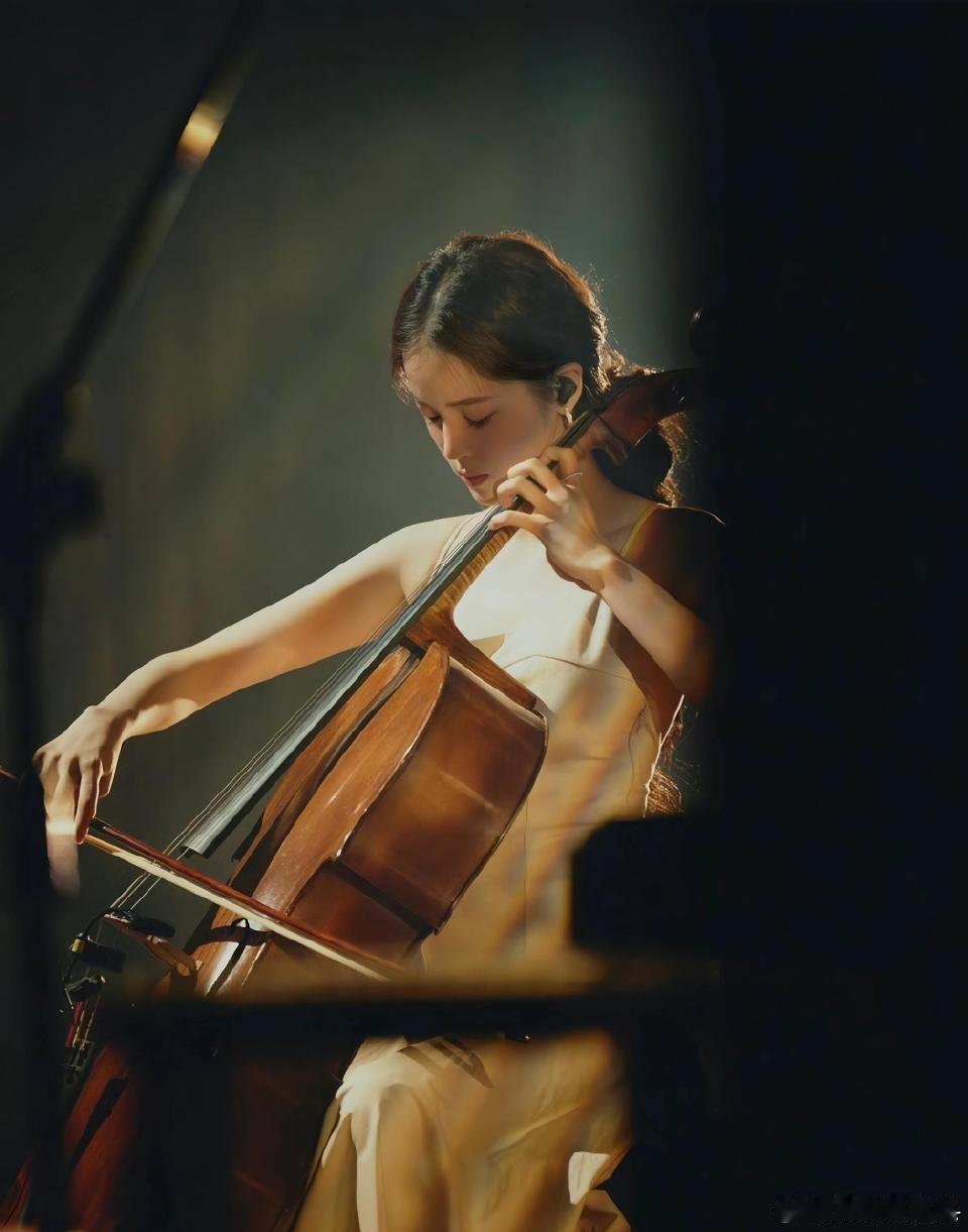 欧阳娜娜小说女主照进现实能在音乐学院潜心钻研，亦能在镜头前自信展现自己，于热爱和