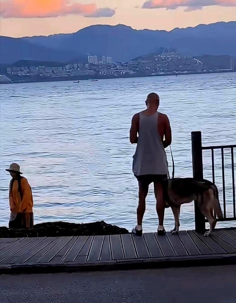 47岁的乐嘉，现在在大太阳底下光着膀子跳绳，浑身晒成了铜人。

当年在台上言辞锋