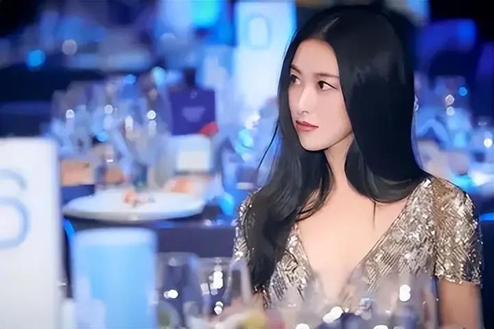 朱珠在2023年《乘风破浪的姐姐4》高光时刻：风情美到出圈，她可媚，可飒，可温婉