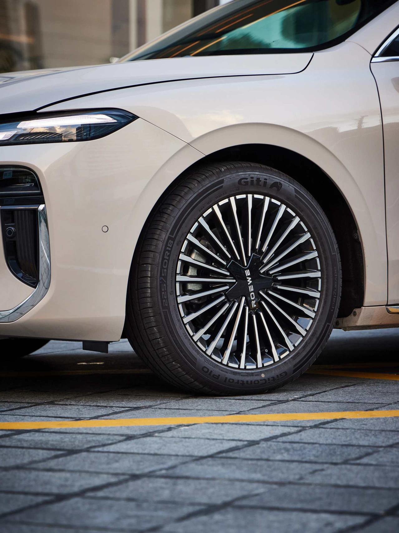 早上通勤时琢磨，上海这路况，轮胎要是被扎可就耽误事了。刷到那个轮胎被钉子扎的热点