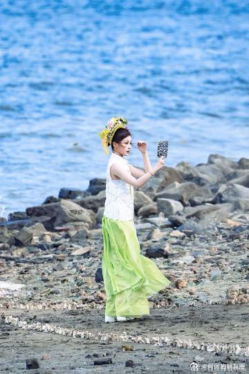 虞书欣海边簪花少女 虞书欣化身海边簪花少女，在《灿如繁星》路透里美得让人心颤！海