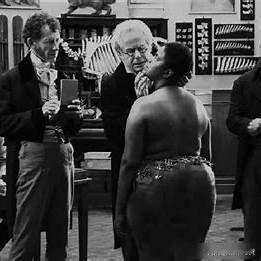 非洲少女巴特曼，因臀部长得很“突出”，被人骗到英国，扒光衣服关进笼子让人参观。在