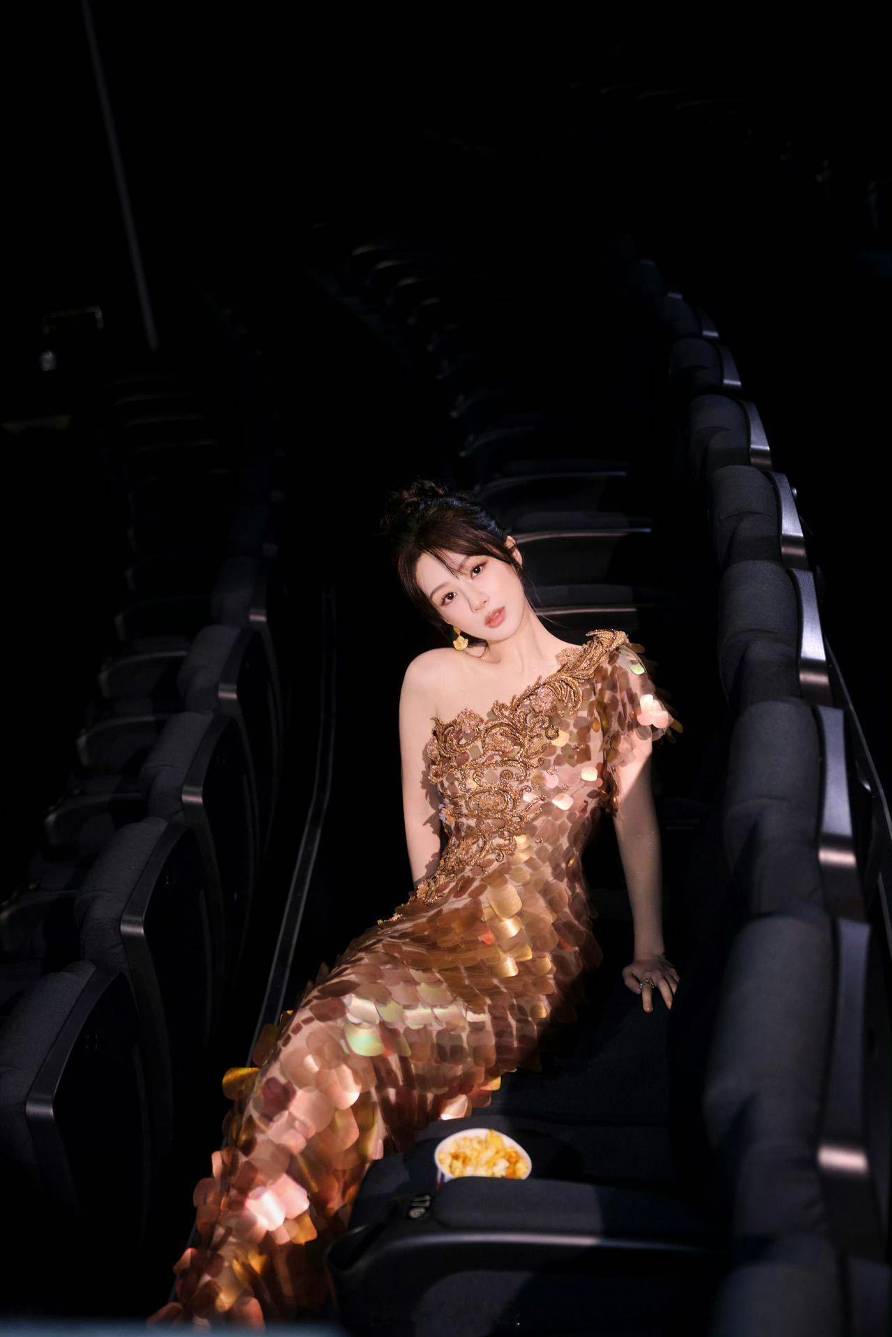 杨紫金色细闪鎏金裙  杨紫金色美人鱼造型 今日活动造型，一袭鎏金斜肩裙装，也太好