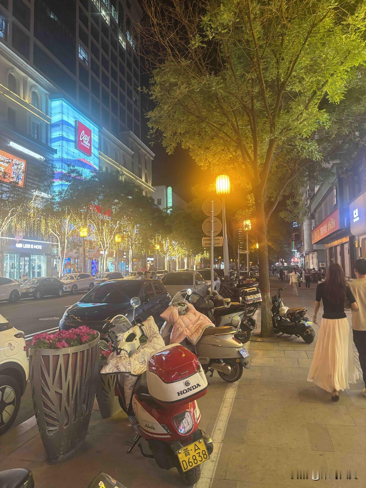 一张照片分享今日天气太原繁华夜市，灯火温柔，烟火人间