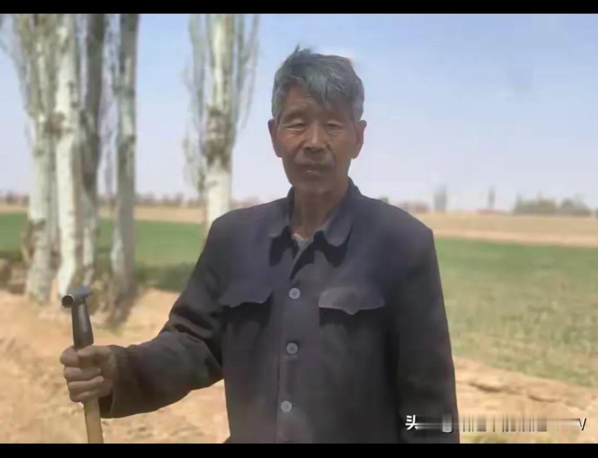 昨天乘坐亳州-上海的绿皮火车去南京，我从淮南上车，对面坐着个身穿老式军服的老头。
