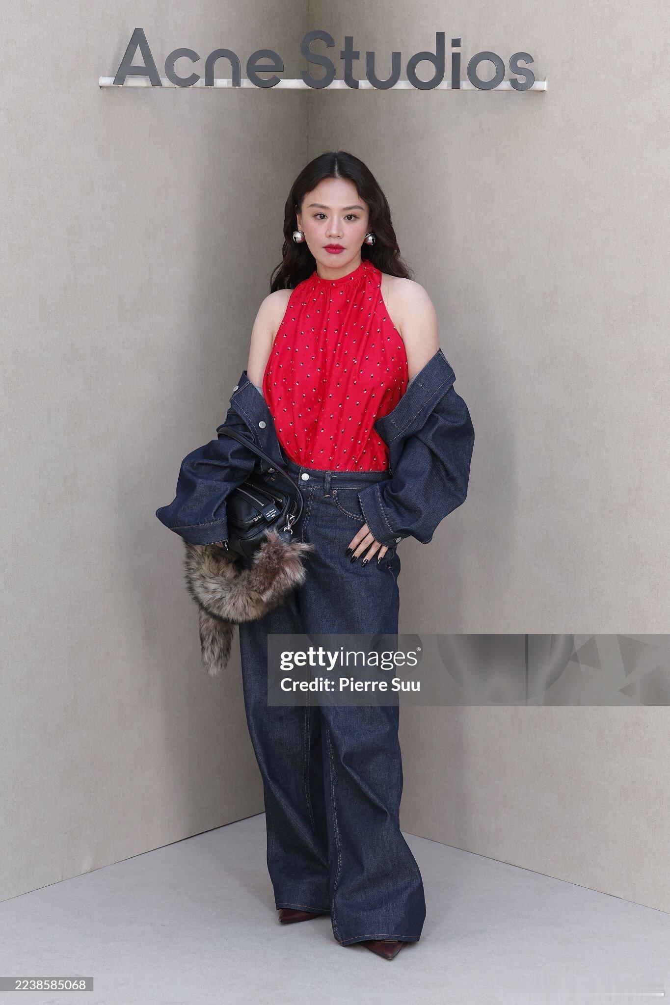 马思纯亮相Acne Studios 2026春夏秀场，身穿品牌2025秋冬系列。