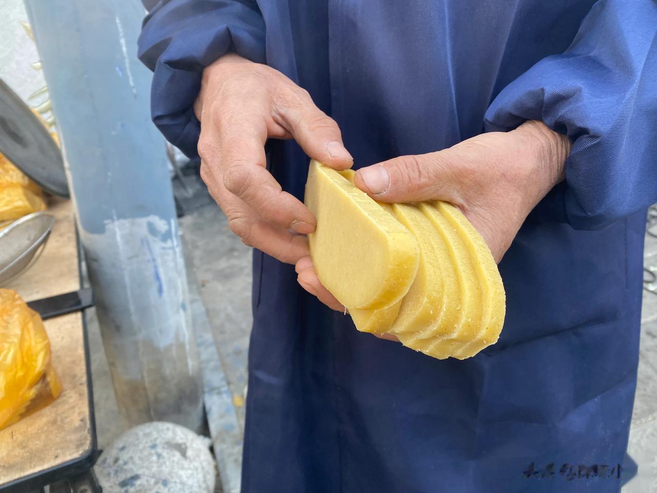 怪不得说“米脂的婆姨，绥德的汉”，绥德这边喜事帮忙的都是男的，一眼望去没一个女的