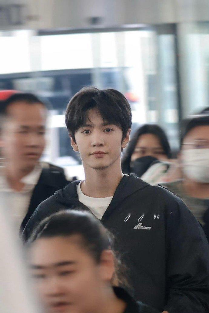 陈哲远黑西装卷毛证件照  陈哲远hi6申请表 陈哲远黑西装卷毛证件照，是hi6申