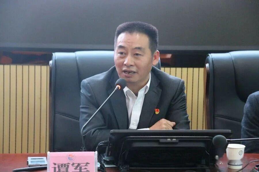 作为重点人才引进担任岑巩一中校长
​连续三年被评为黔东南州优秀校长
黔东南州首批