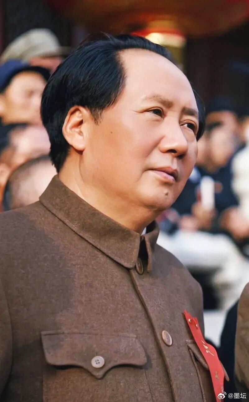 《咏怀伟人》东方红日照韶冲，辟地开天旷世功。笔挟风雷驱虎豹，诗吞江海转雌雄。三山