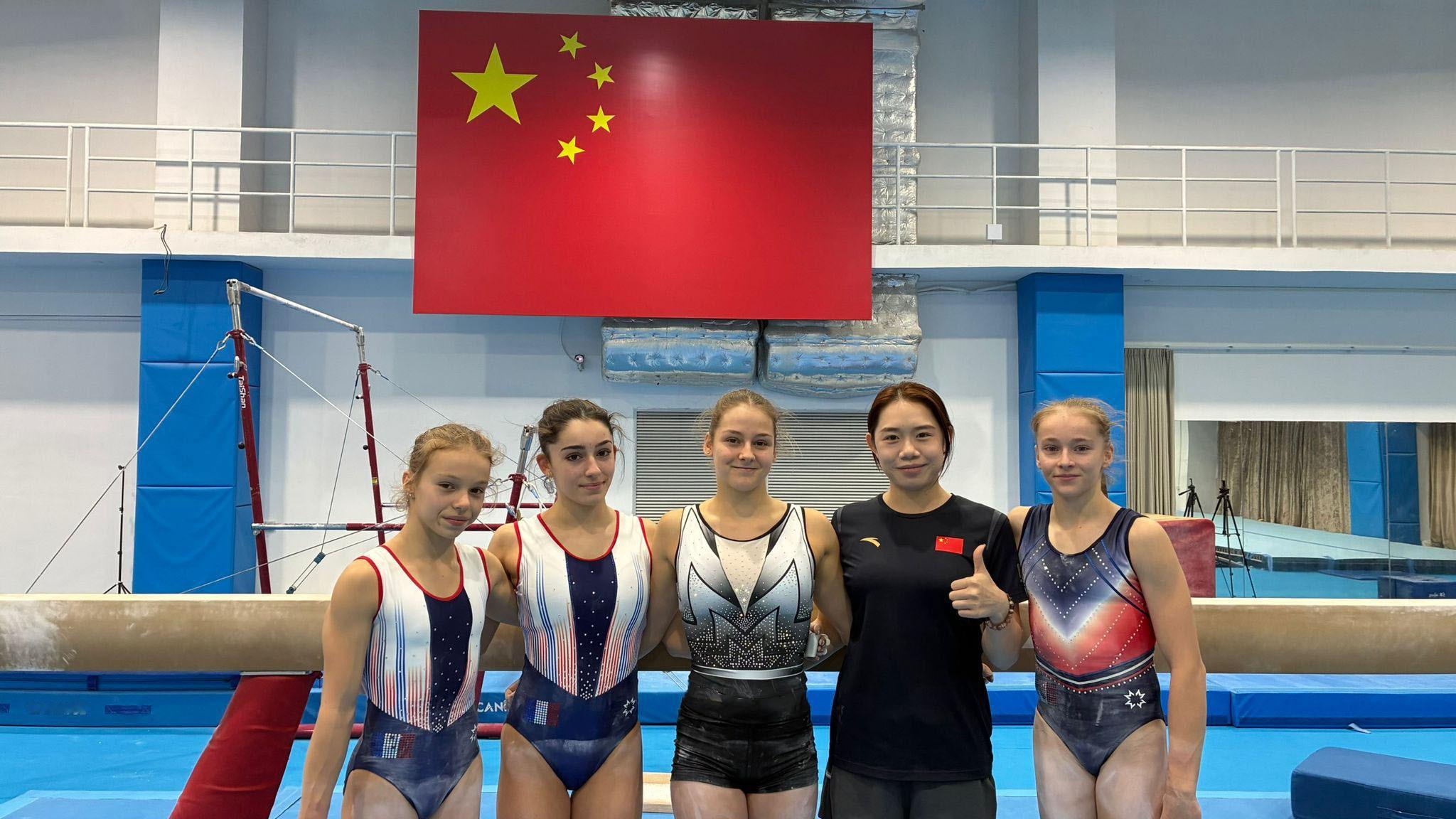 法国世青女队和广东女队猴导和小小孩们的大合照顺带一张可乐拍的大湾鸡