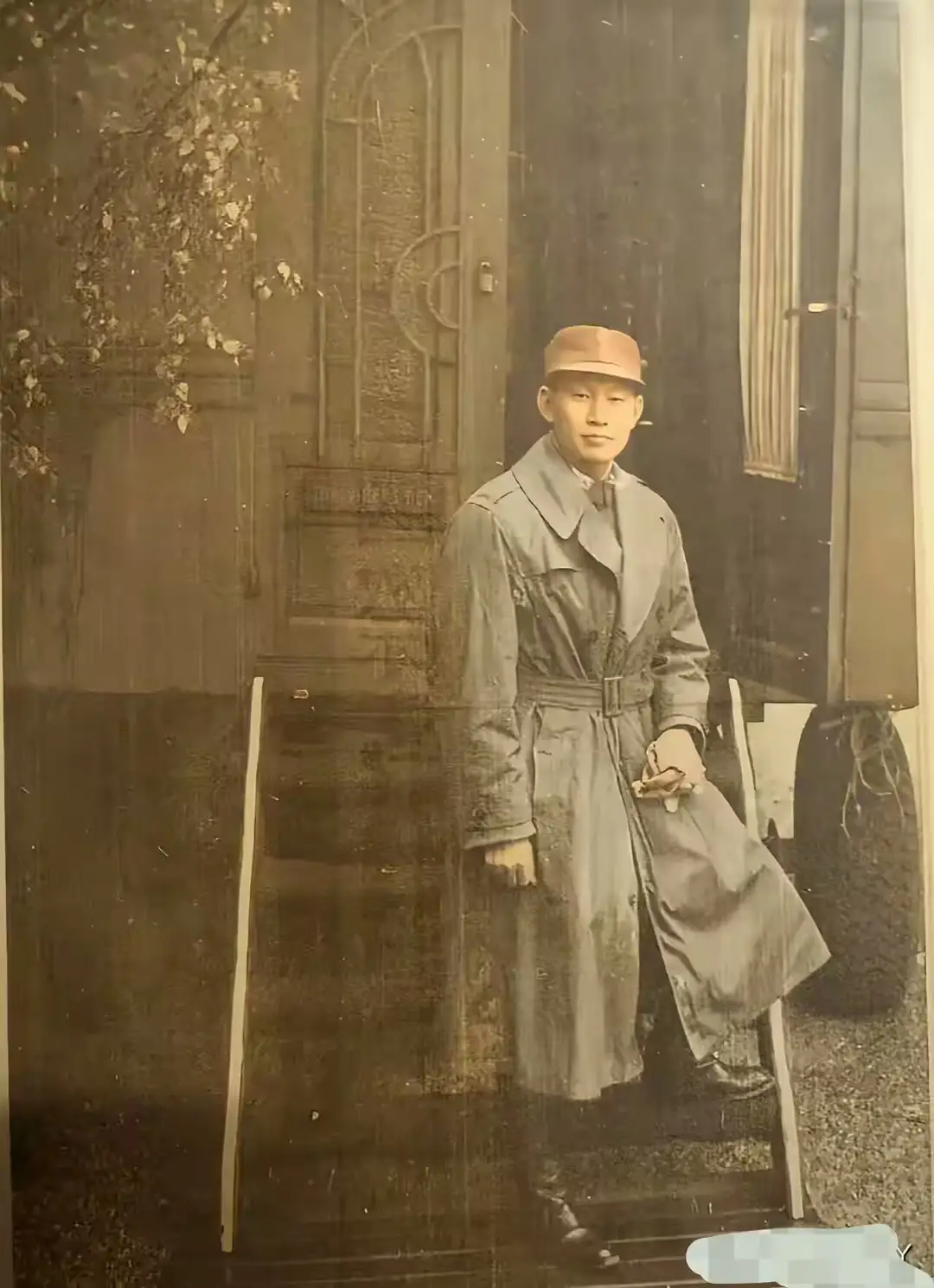 1945年，孙立人应邀赴欧洲考察时在盟军贵宾招待所前，留下的镜头 