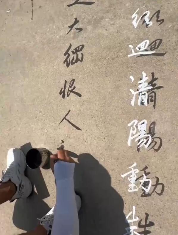 “终于火到央视了！”河南周口，一名男子大热天在家闲的没事干，他不去上班，也不待在