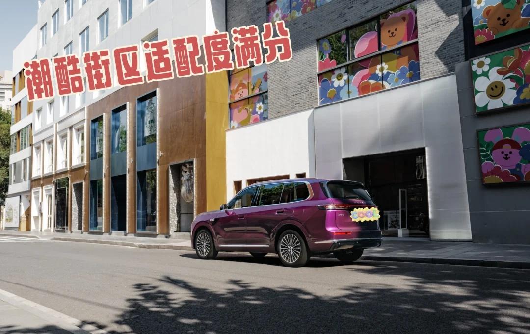 单身久了逛涂鸦街都能被吊🫣
来打卡网红涂鸦墙，结果对路边这台车一见钟情。紫色车