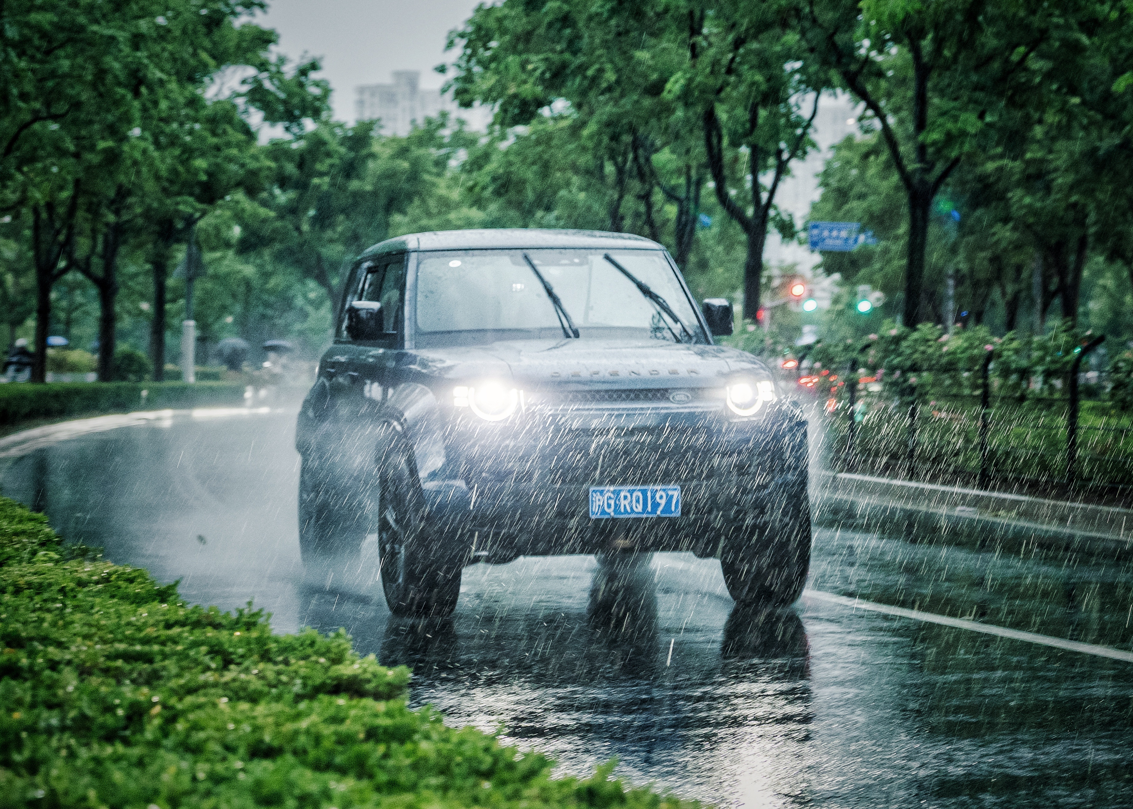 经过这一轮台风暴雨，有没有恐高的性能车玩家觉得买台带劲的硬派越野是合情合理🌀欣
