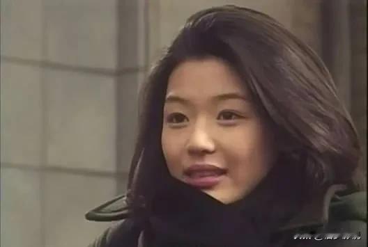 来看看气场女王全智贤的颜值变化，20多年过去了，女神的状态还是20岁的样子，也太