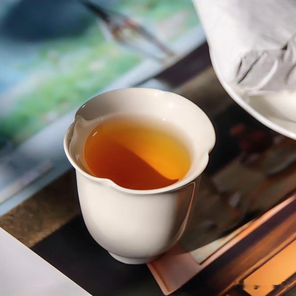 《茶韵三叠·拗律体》
沸水初翻碧玉瓯，茶烟静袅意难收。
初尝微苦终回甘，静处方知
