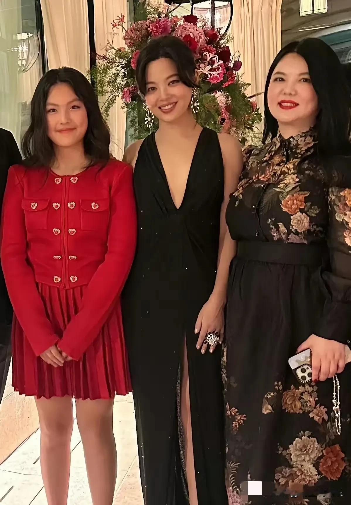 李湘的身材越来越丰满了，
难道这是富婆的标配，
胖一点，福气旺一点吗？
虽然不做