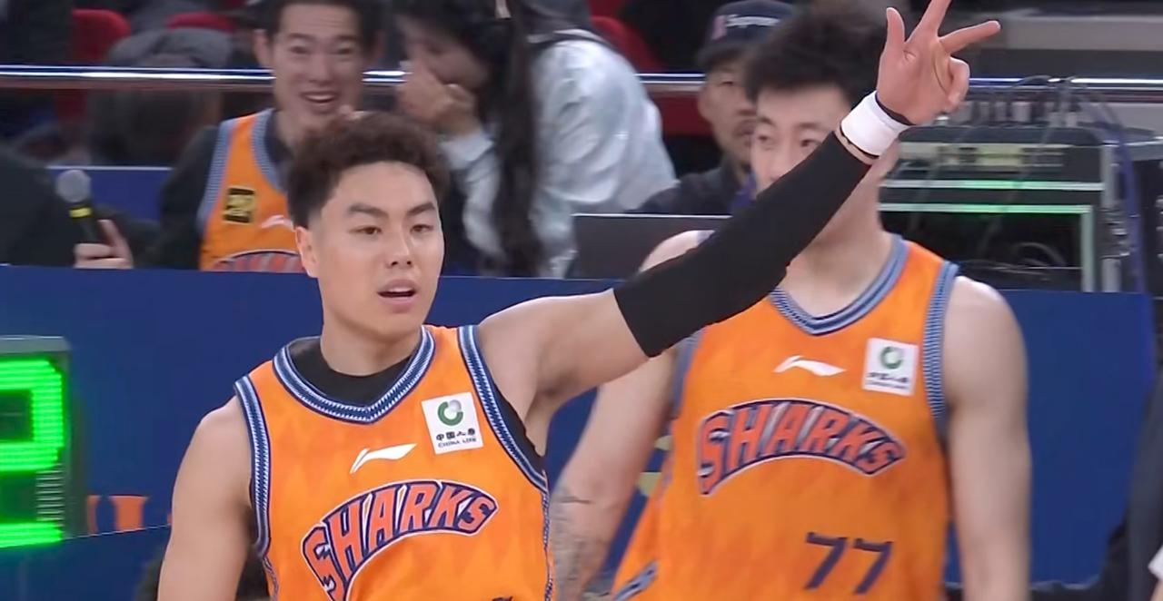 CBA争冠大热门又赢了，狂揽22连胜！辽宁80-114上海男篮，惨遭碾压溃败！