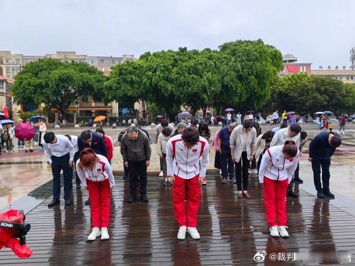 奥运冠军瞻仰长征出发纪念碑 奥运冠军多参加这类活动真是非常好的带动，尤其是跟小朋