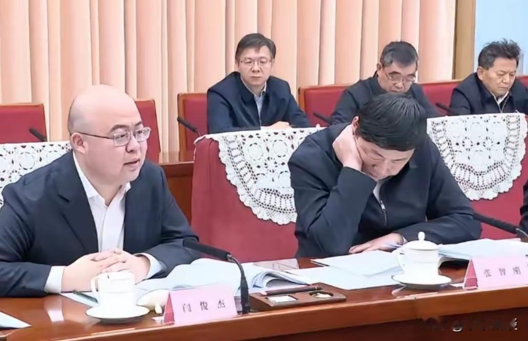 在的镜头里，一张年轻面孔让不少人意外。1989年生的MiniMax老板闫俊杰，带