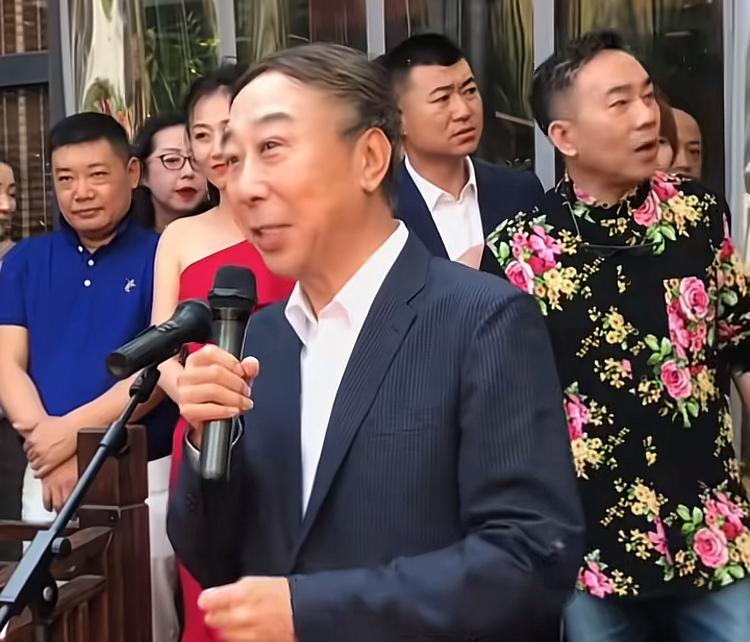 当年，冯巩与杨议同台时的一幕。