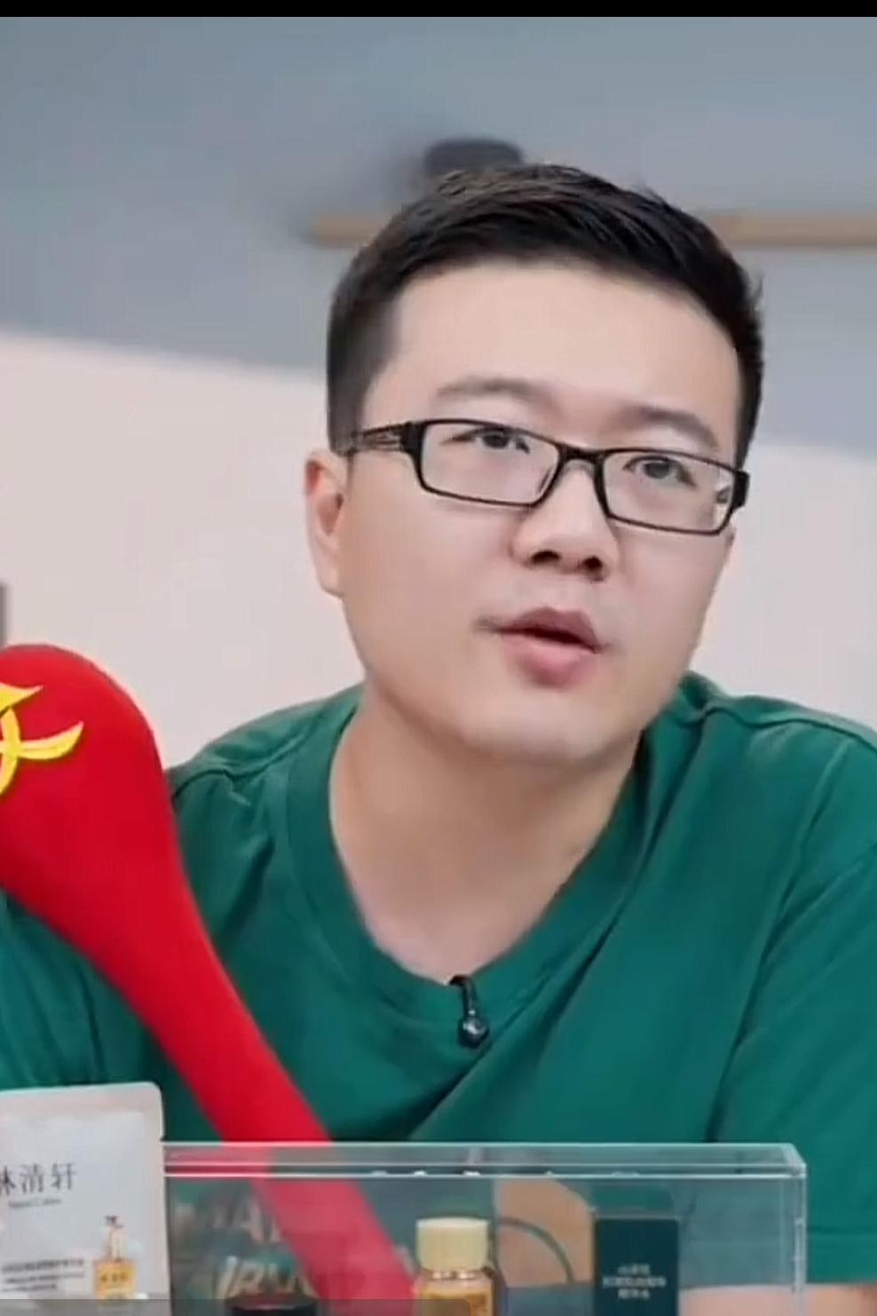 莱维谈大迪输球说：
大迪这球打得失误太多了，
咣一个，你失误多，
输球的概率就大