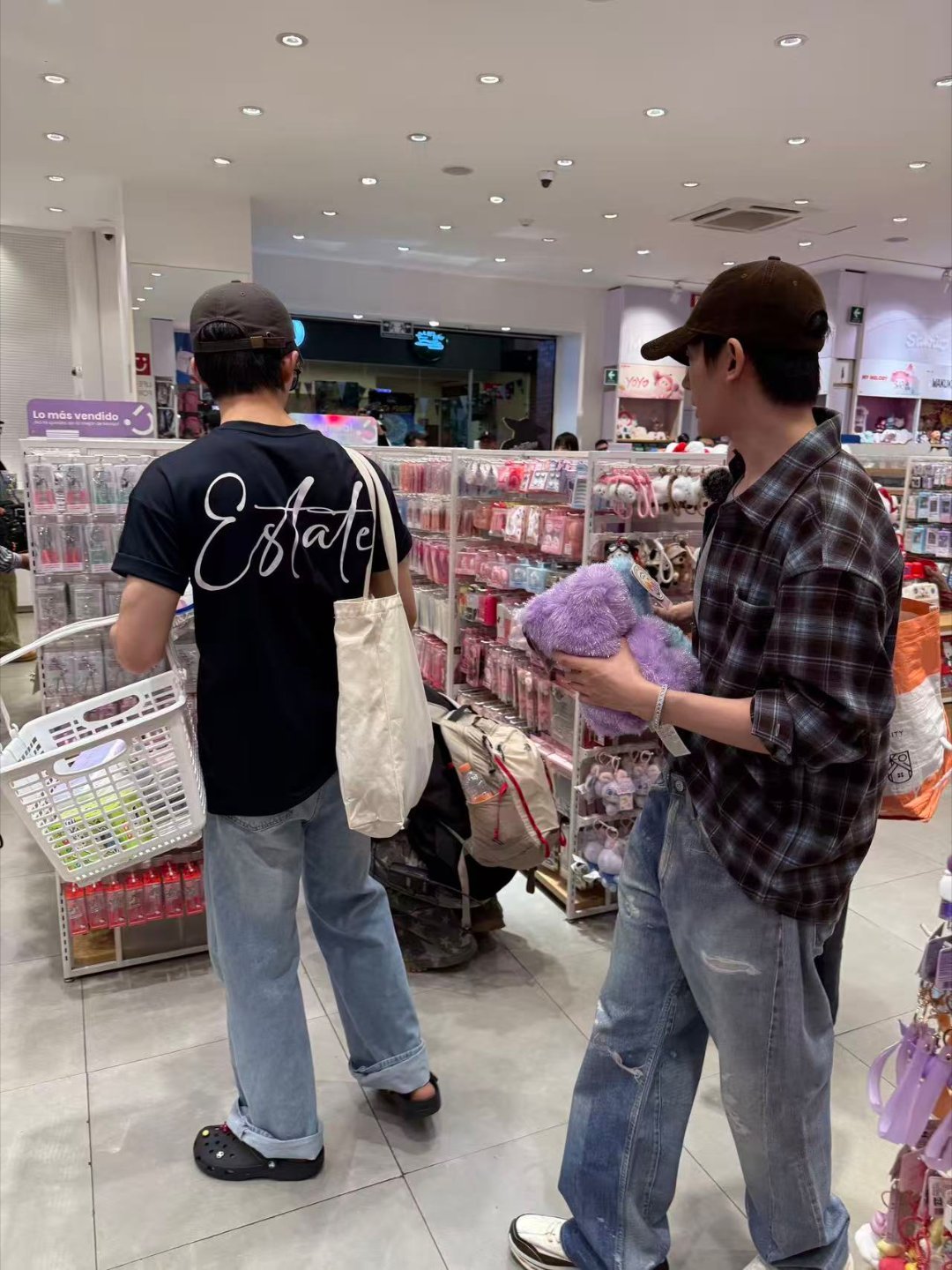 邓为墨西哥逛街背雷霆大包蹲一个邓为在墨西哥名创优品的采购清单！背着雷霆大包认真挑
