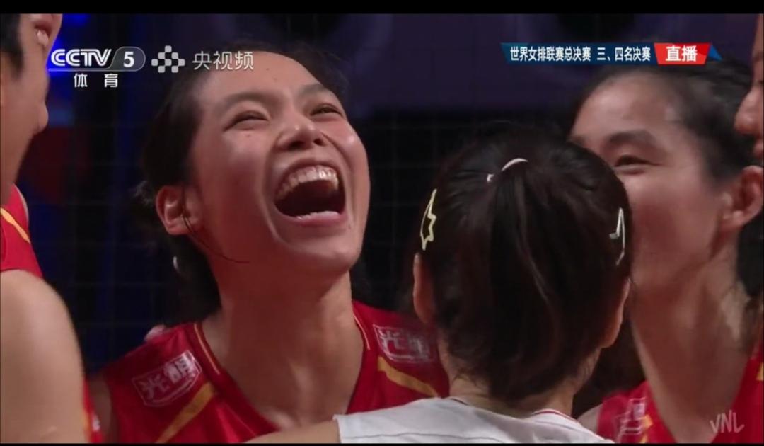 主攻庄宇珊三记ACE连续得分！


澳门女排联赛铜牌战激战正酣！

第1局，中国