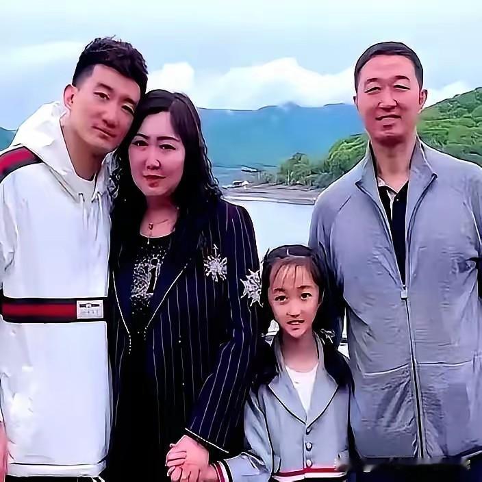 这是孙铭徽一家四口的合照。照片里有父母，最小的女孩是他的妹妹，比孙铭徽小17岁。