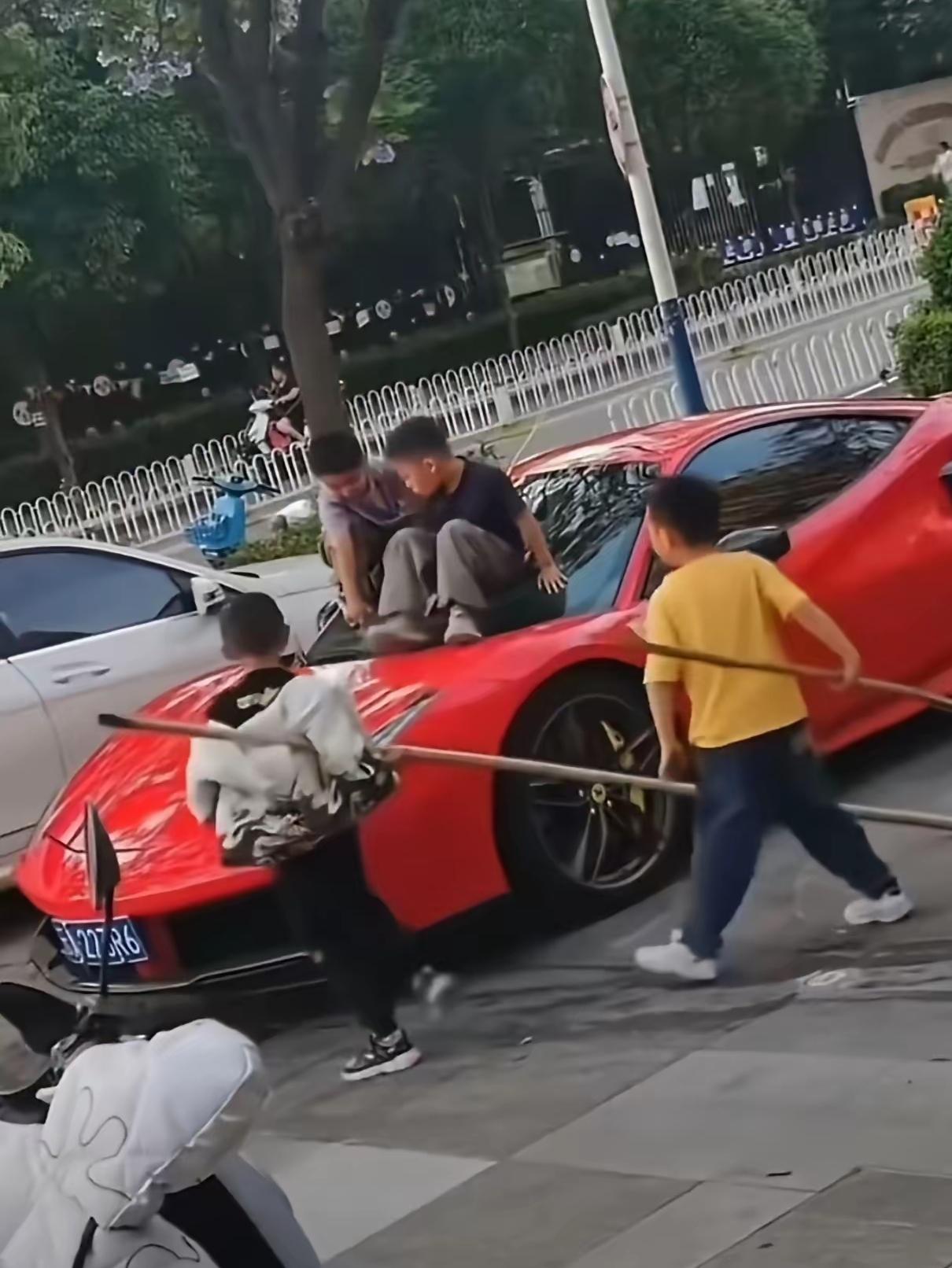360万的法拉利都买了，还差维修的那几万块钱吗，这是昆明4个熊孩子家长的心态。认