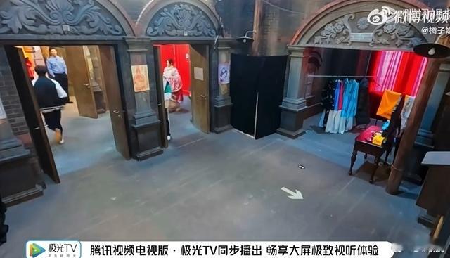 张嘉元表演  谁懂啊，被张嘉元的舞台狠狠惊艳到，开场就把氛围感拉满，独特的表演风