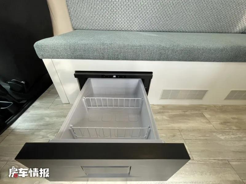 谁喜欢这样的房车？长度不到4米内部有两张床，还带一套四驱系统