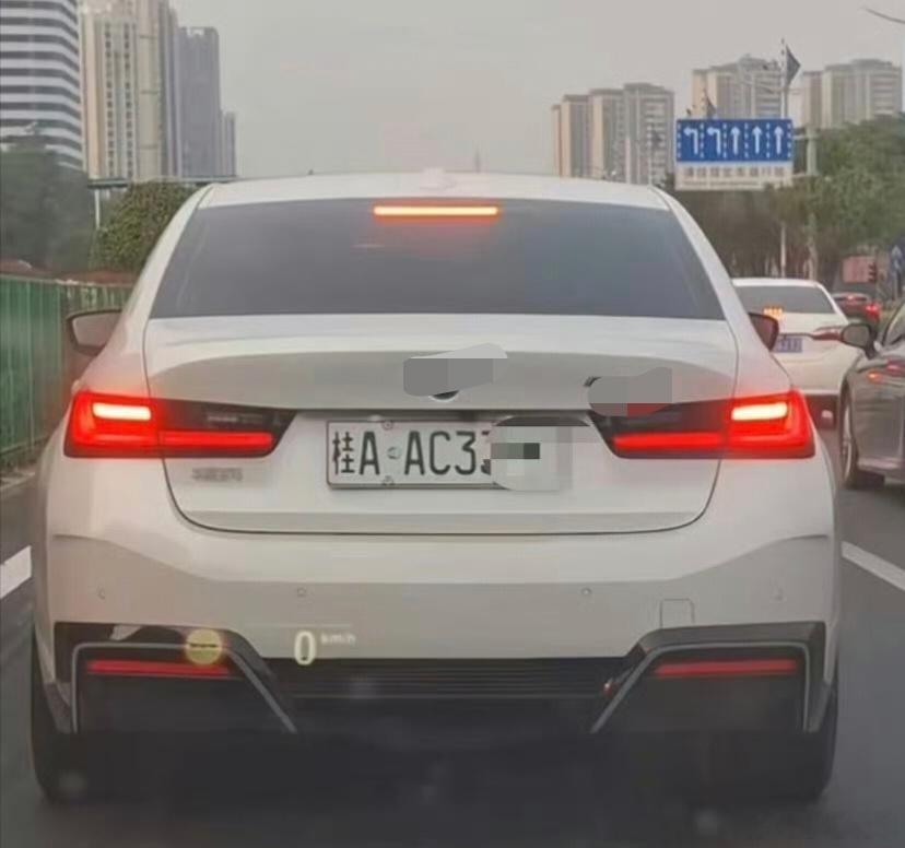 多地新能源车牌绿色变白色戳进来话题之前还以为法规有变化了，搞半天，原来是自己改的