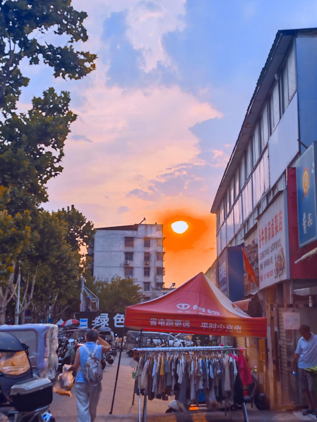 夕阳红，总能勾起人无限的感慨。就像我上次去海边，看到那夕阳缓缓落下，把天空染成一