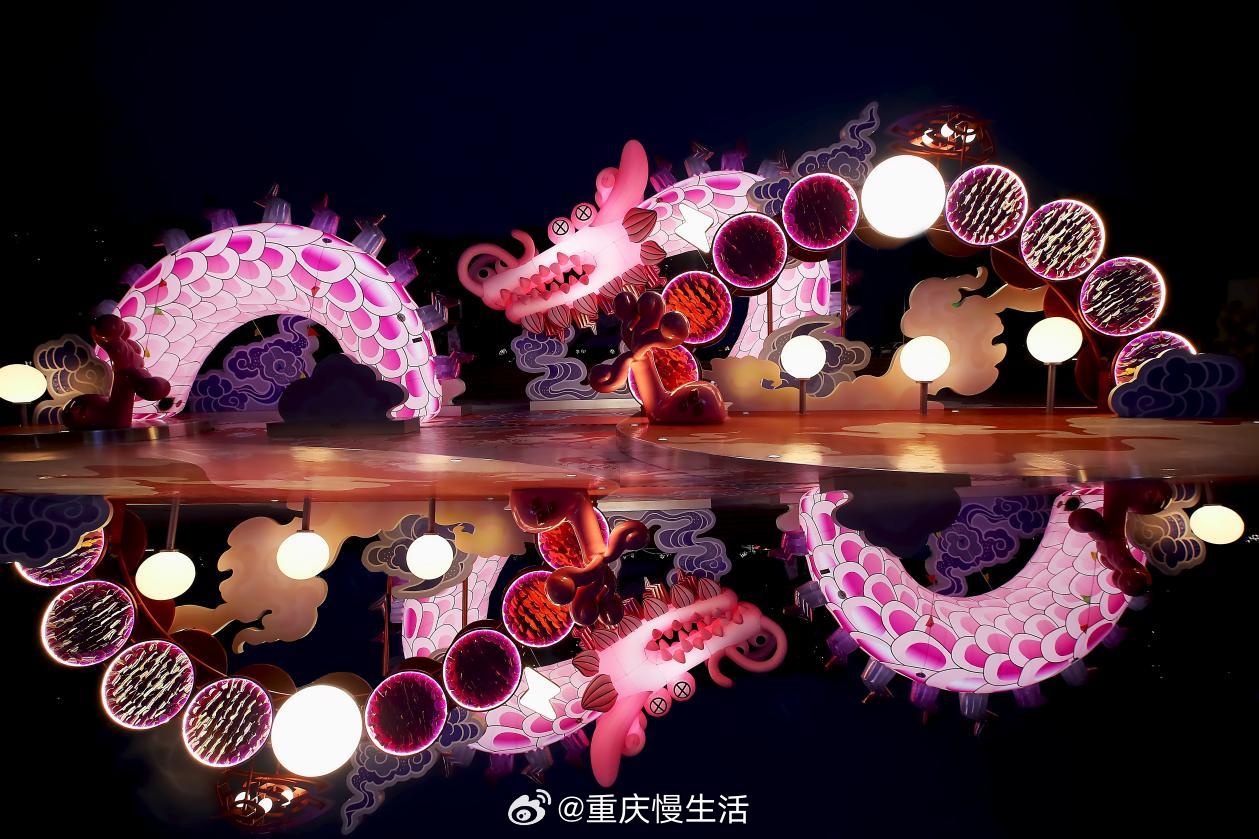 2024龙年未到，重庆天地已有腾龙遨游，处处萦绕着欢乐氛围。在甲辰龙年来临之际，