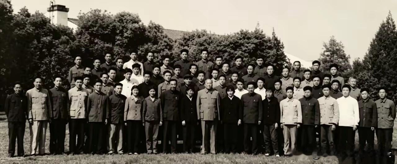 1956年，毛主席在武汉东湖宾馆写下了《水调歌头·游泳》的诗句，并且与东湖全体工