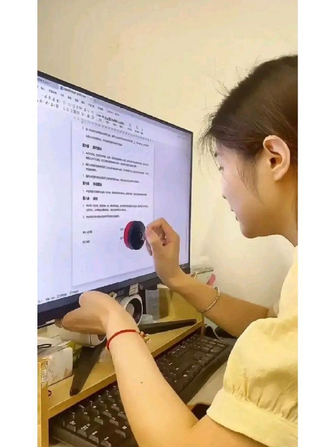她是懂无纸化办公的 ​​​