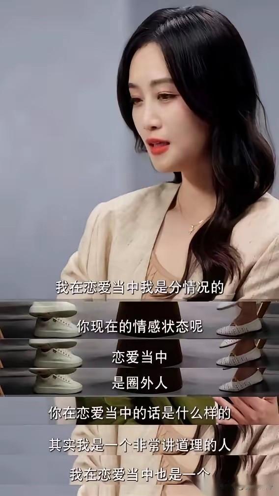 蓝盈莹，真该退圈去上班了。
看了她和易立竞的那场对谈，我脑子里只剩下一个念头：这