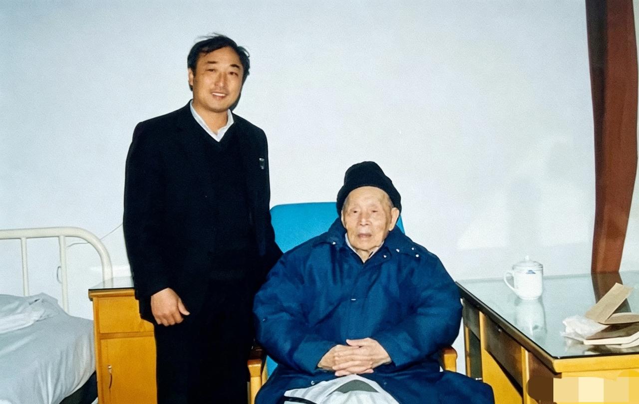 1991年，95岁的罗章龙坐着轮椅接受记者采访，回忆革命往事，晚年他撰写回忆录，