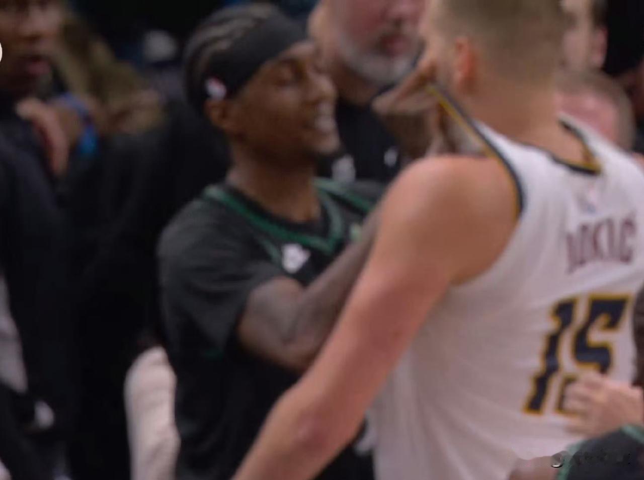 双双驱逐！约基奇怒不可遏！

今天的系列赛G4，在胜负已分、对方已经放弃防守的情