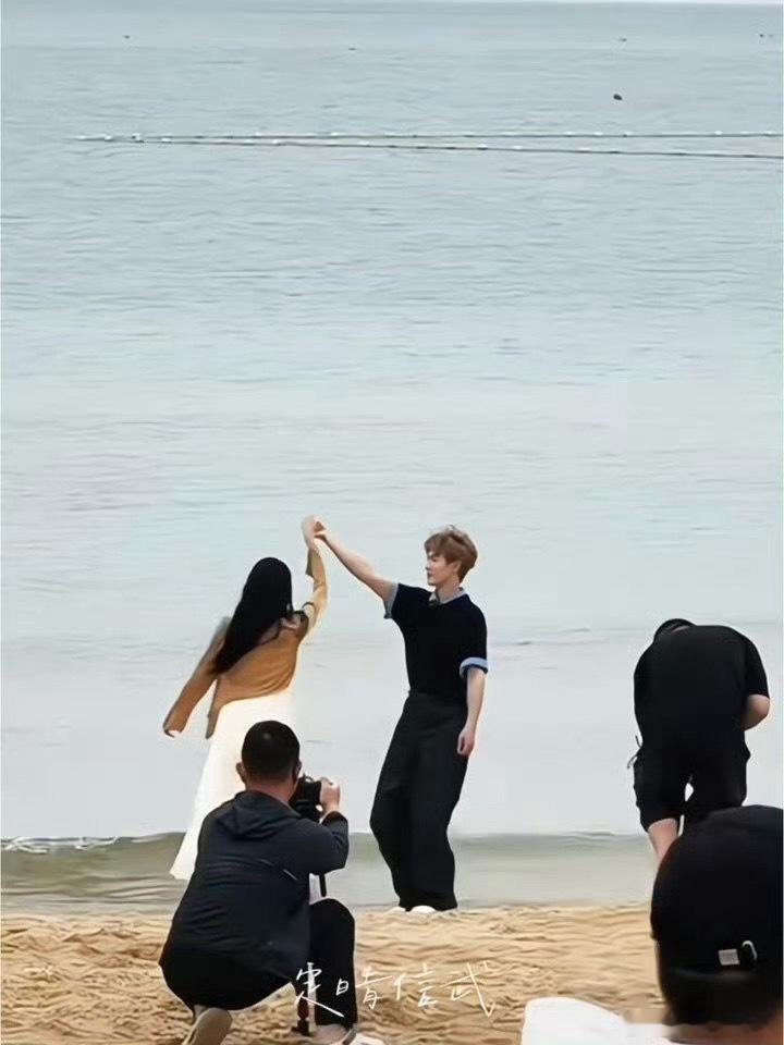 关晓彤李昀锐海边合体路透 澄澈海面搭配松软沙滩 茅草棚挂着细碎装饰氛围感直接拉满