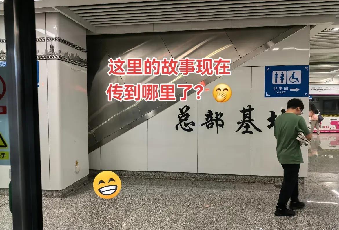 南宁有一个男子因为内急，在地铁站如厕！旁边就是厕所，可是他还是在角落里大便！还被