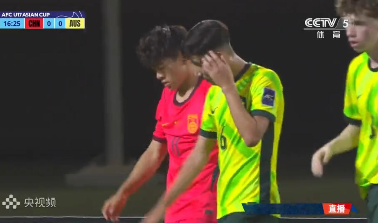 中国U17国少上半场0比0澳大利亚U17，中国U17威胁进攻更多，赵松源头球差点