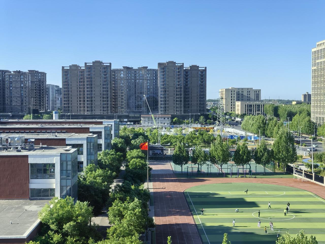 朋友们早上好，有朋友问：每天早上起来第一件事是想做什么？我说：是打开窗帘看看楼前