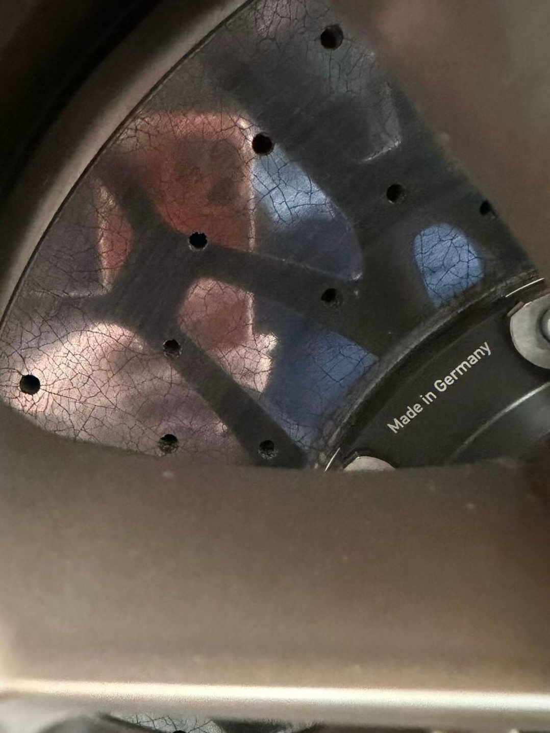 有些车很敏感，根本不敢发个人社交平台，因为车源太少，一发就露馅了，只能发一张局部