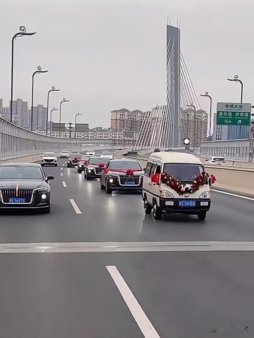 一场独具特色的婚礼火了。一辆破旧的五菱车，摇身化作婚礼的头车。
这辆车也许曾陪着