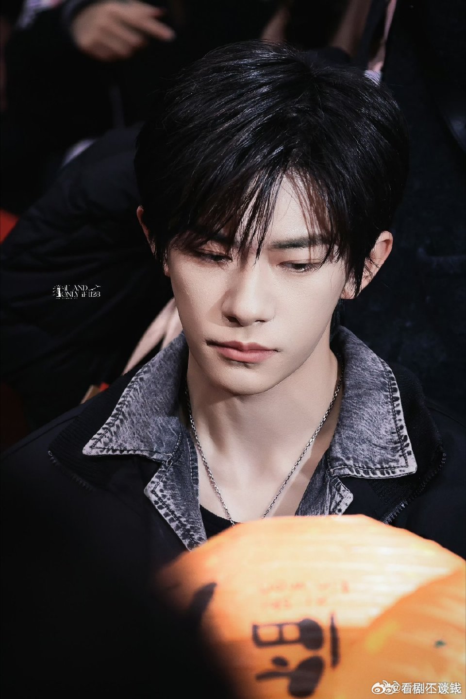 易烊千玺春节档片单发布会内场图，帅成这样了！！ 易烊千玺