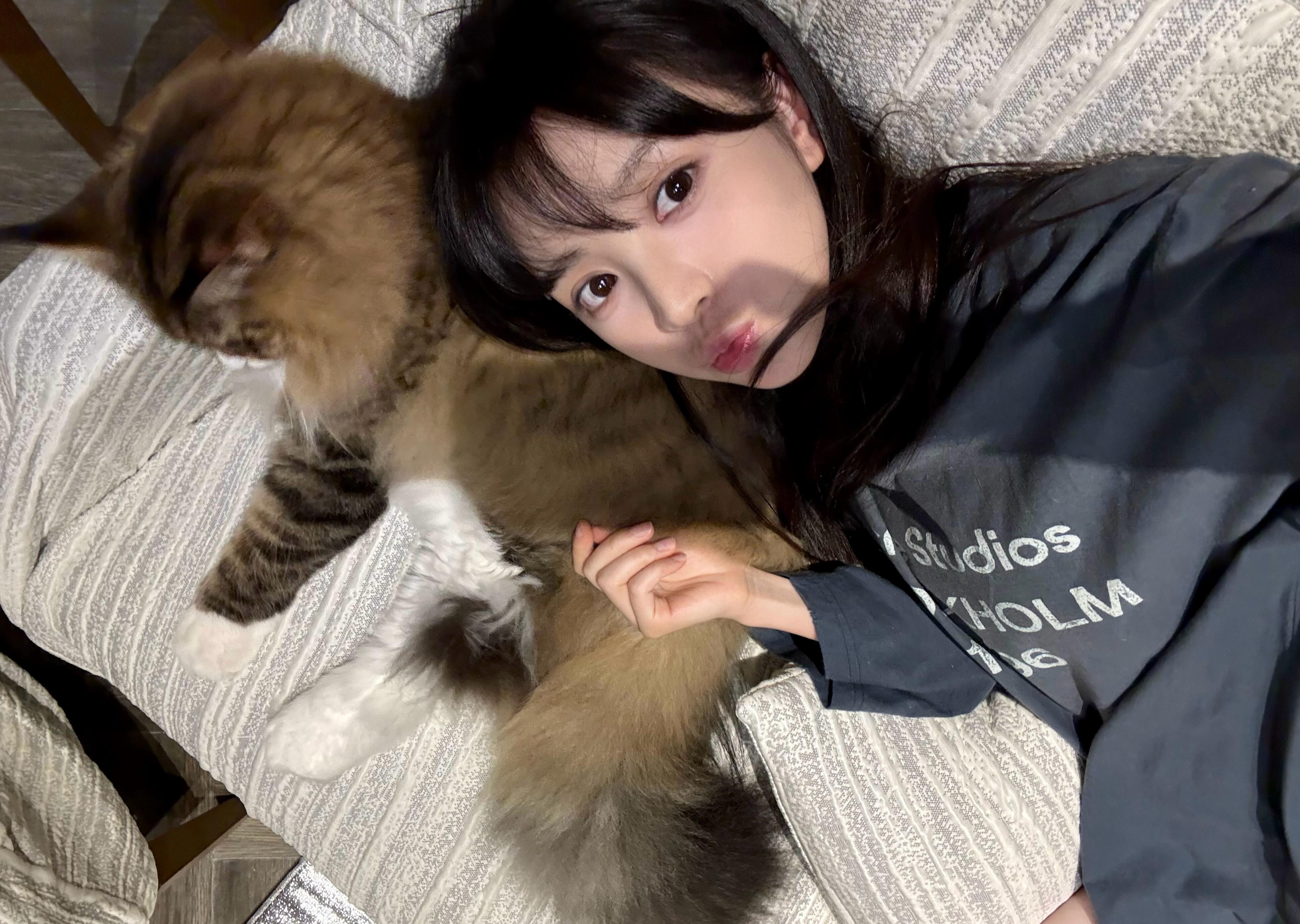田曦薇王安宇都无法抵挡猫咪的可爱  忙忙碌碌寻宝藏谁能想到，自带小猫氛围感的田曦