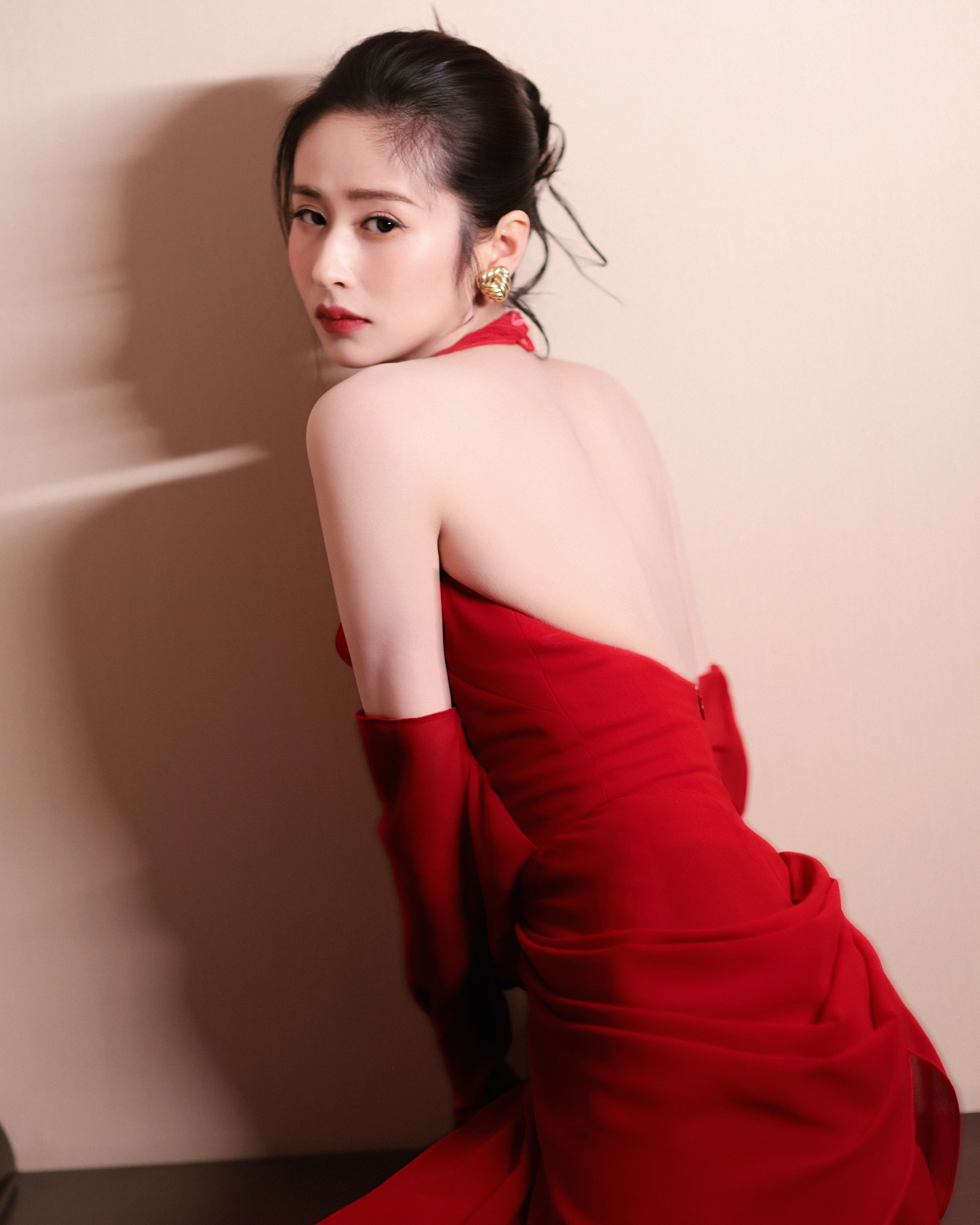 颖儿红裙有种经济上行的美 我天啊颖儿美成啥了，颖儿一身复古红裙，美艳大气这质感完